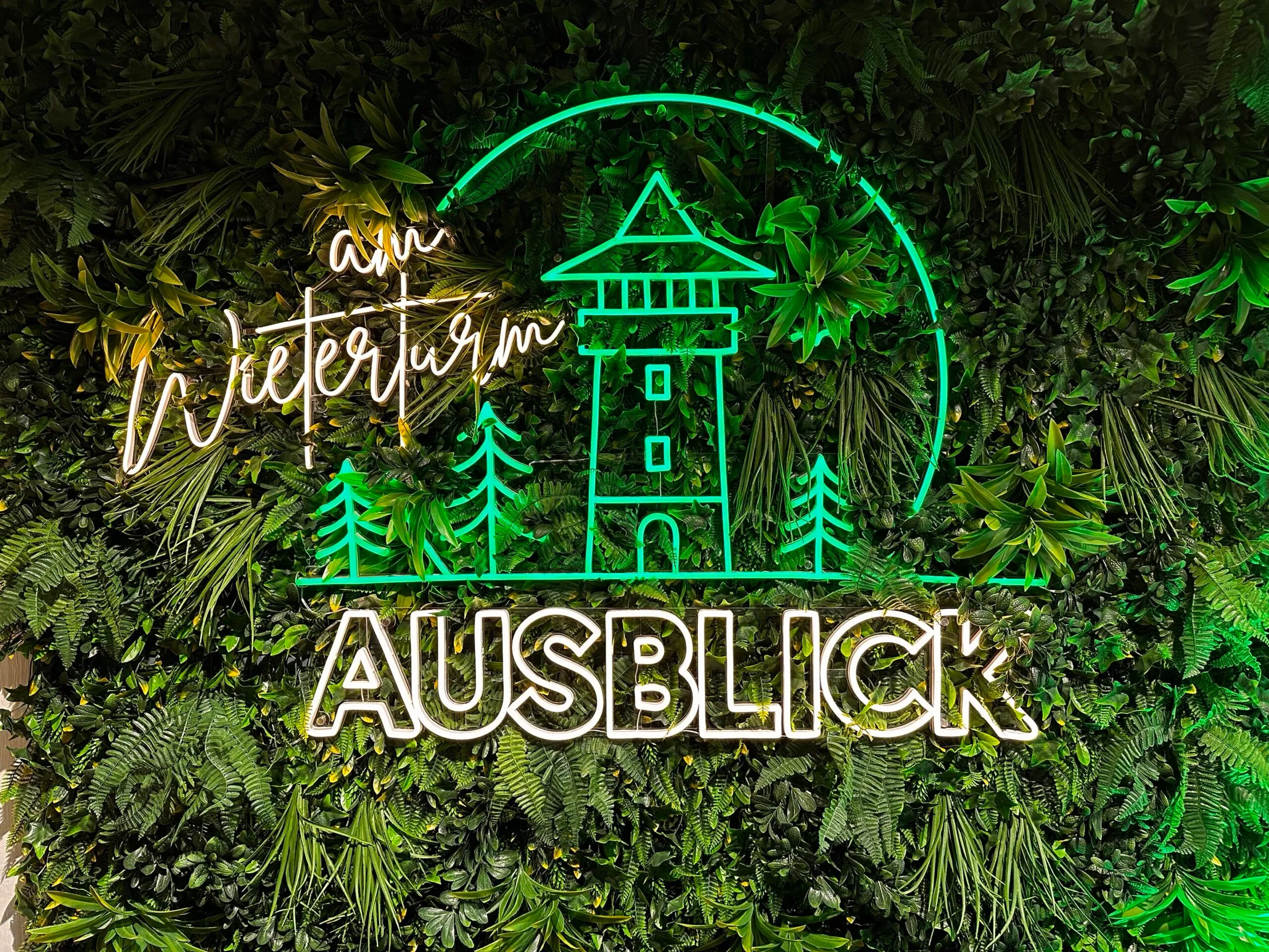 Goldene Neon-Mooswand im Ausblick am Wieterturm