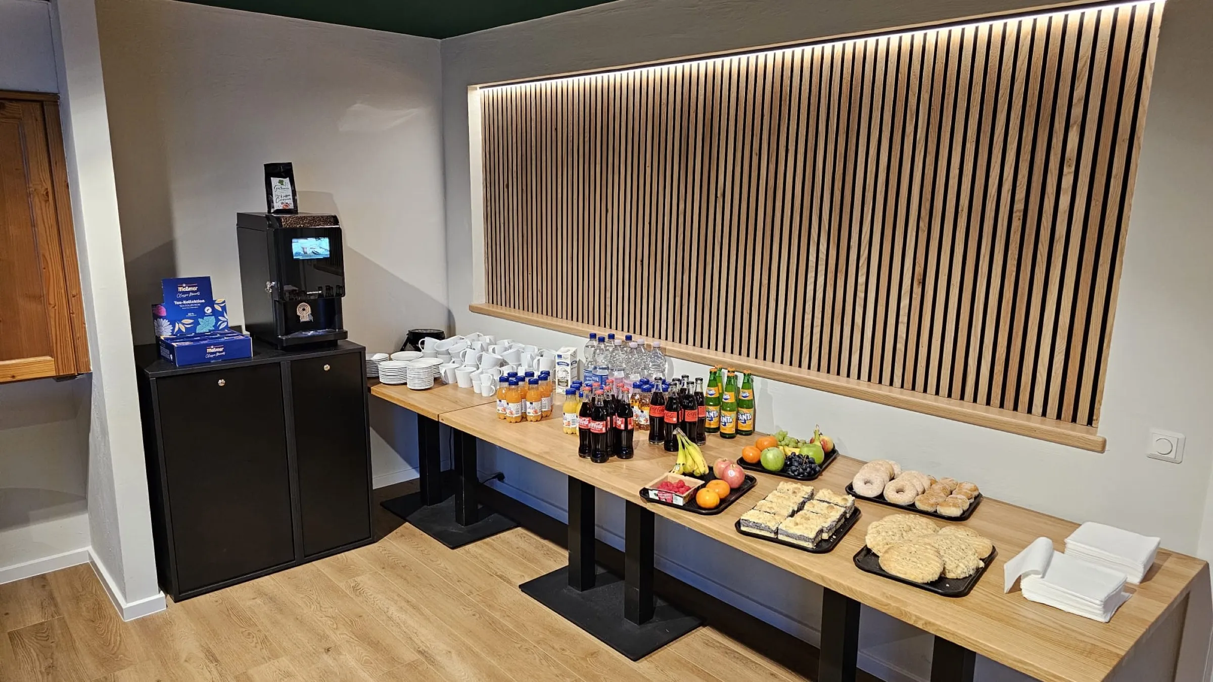 Kaffeepausen-Station mit Snacks, Obst und Getränken