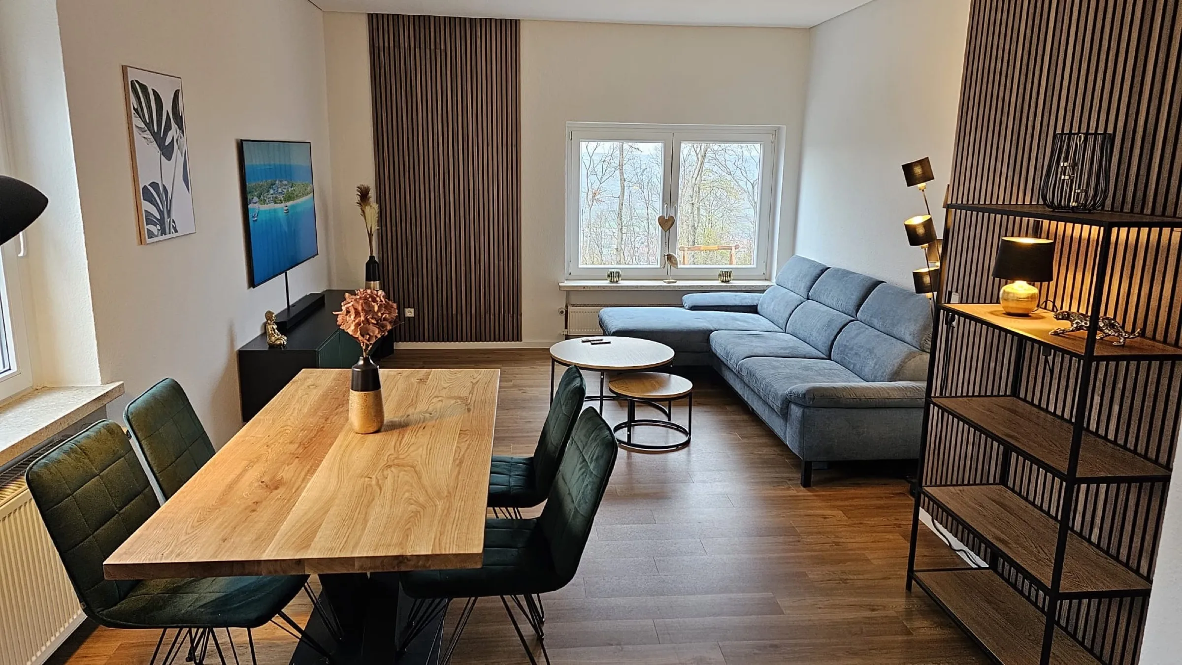 Modern und hell eingerichteter Wohnbereich der Ferienwohnung am Wieterturm