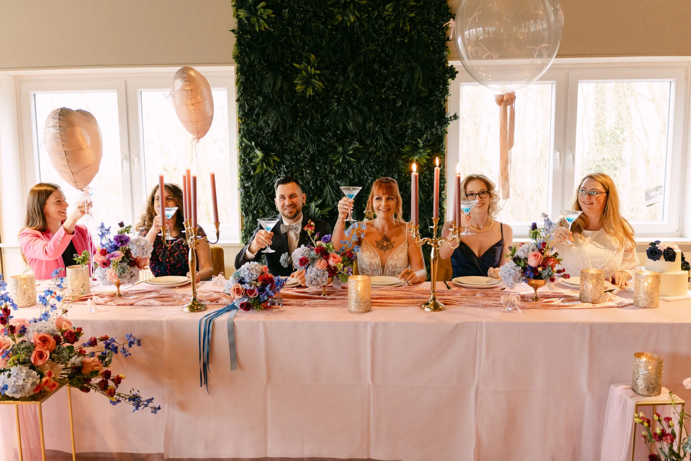 Festlich gedeckte Hochzeitstafel mit Kerzen und Blumen